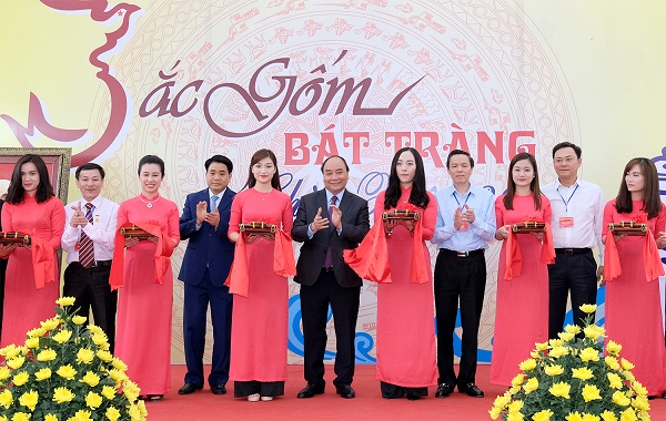Thủ tướng Nguyễn Xuân Phúc thăm làng gốm sứ Bát Tràng - Hình 2