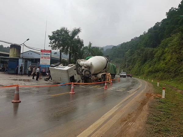 Hà Giang: Ô tô bồn đối đầu xe container, 2 tài xế bị thương - Hình 1