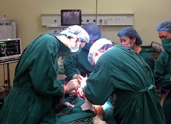 Lần đầu tiên phẫu thuật ghép tay thành công cho bệnh nhân ung thư