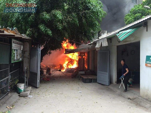 Hà Nội: Đang cháy tại chợ Quang khiến nhiều ki ốt bị thiêu rụi hoàn toàn - Hình 2
