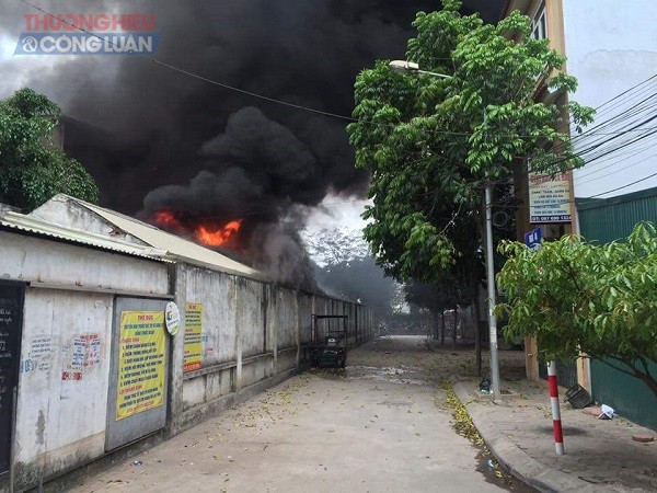 Hà Nội: Đang cháy tại chợ Quang khiến nhiều ki ốt bị thiêu rụi hoàn toàn - Hình 4