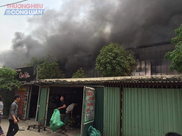 Hà Nội: Đang cháy tại chợ Quang khiến nhiều ki ốt bị thiêu rụi hoàn toàn - Hình 3