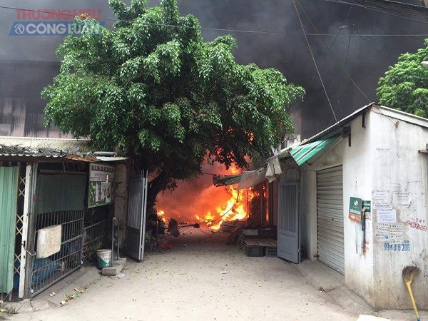 Hà Nội: Đang cháy tại chợ Quang khiến nhiều ki ốt bị thiêu rụi hoàn toàn - Hình 1