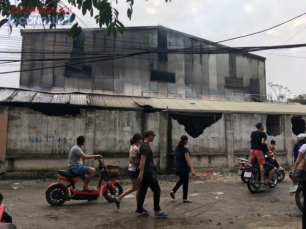 Xót xa cảnh hoang tàn sau đám cháy chợ ở Hà Nội - Hình 6