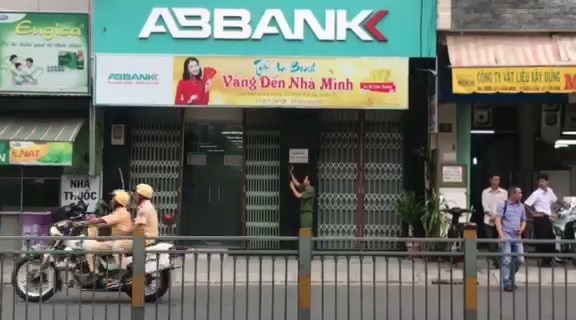 Sài Gòn: Truy bắt 2 thanh niên cướp ngân hàng - Hình 1