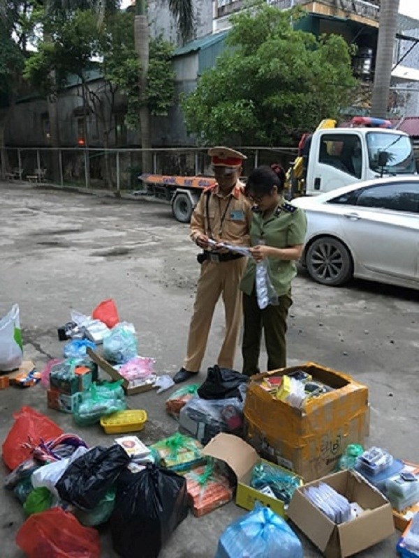 CSGT Hà Nội bắt xe ô tô chở lô linh kiện điện thoại không nguồn gốc