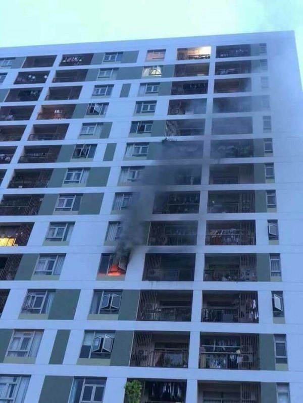 TP. HCM: Cháy căn hộ, hàng trăm người hoảng hốt tháo chạy - Hình 1