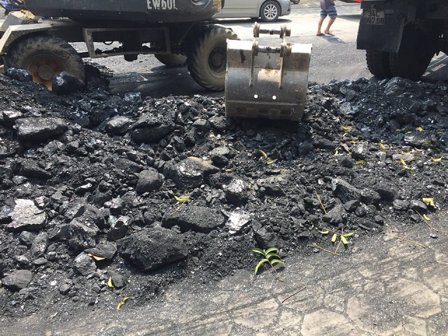 Quảng Ninh: Chạy vào ngày cấm, xe chở than lật nhào trên QL18