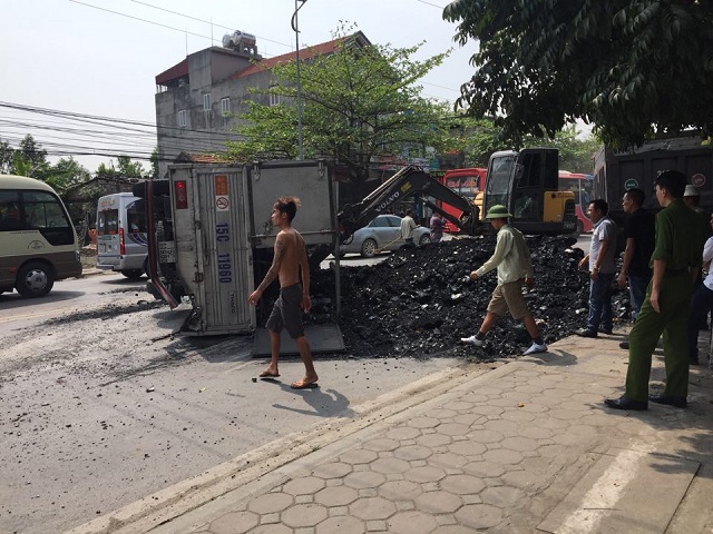 Quảng Ninh: Chạy vào ngày cấm, xe chở than lật nhào trên QL18 - Hình 1