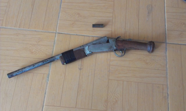 “Nghịch tử” say rượu vác súng bắn bố đẻ