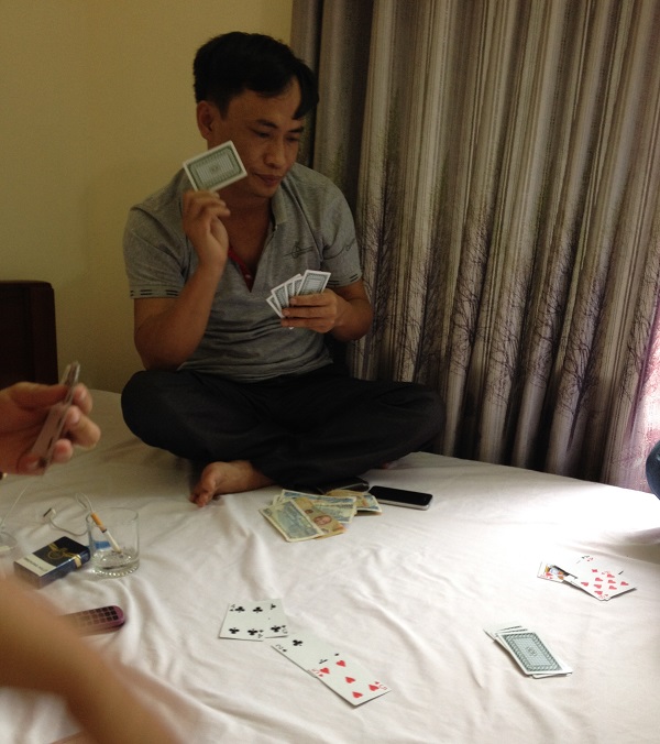 Hải Phòng: Phó Bí thư thường trực Đảng ủy xã tham gia đánh bài ăn tiền?