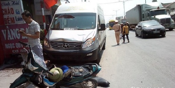 Nghệ An: Xe khách mất lái đâm hai xe máy, hai người nguy kịch - Hình 1