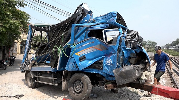 Hà Nội: Tàu hỏa đâm biến dạng xe tải, 1 người bị thương nặng - Hình 2