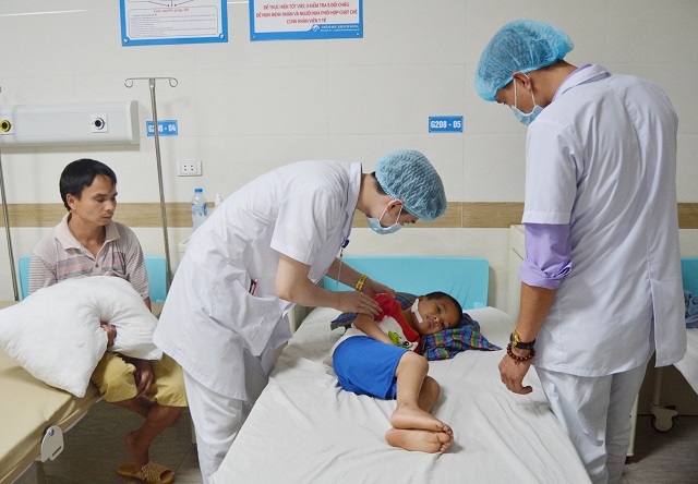 Phú Thọ: Nghịch súng tự chế, cháu bé 6 tuổi bị thương