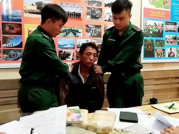 Sơn La: Bắt quả tang hai đối tượng người Lào vận chuyển trái phép ma túy - Hình 1
