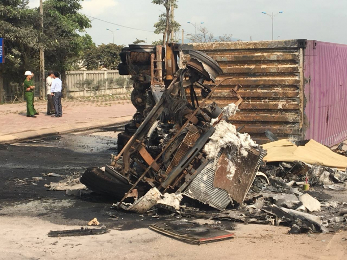 Thanh Hóa: Xe container bốc cháy khiến 2 người tử vong - Hình 1