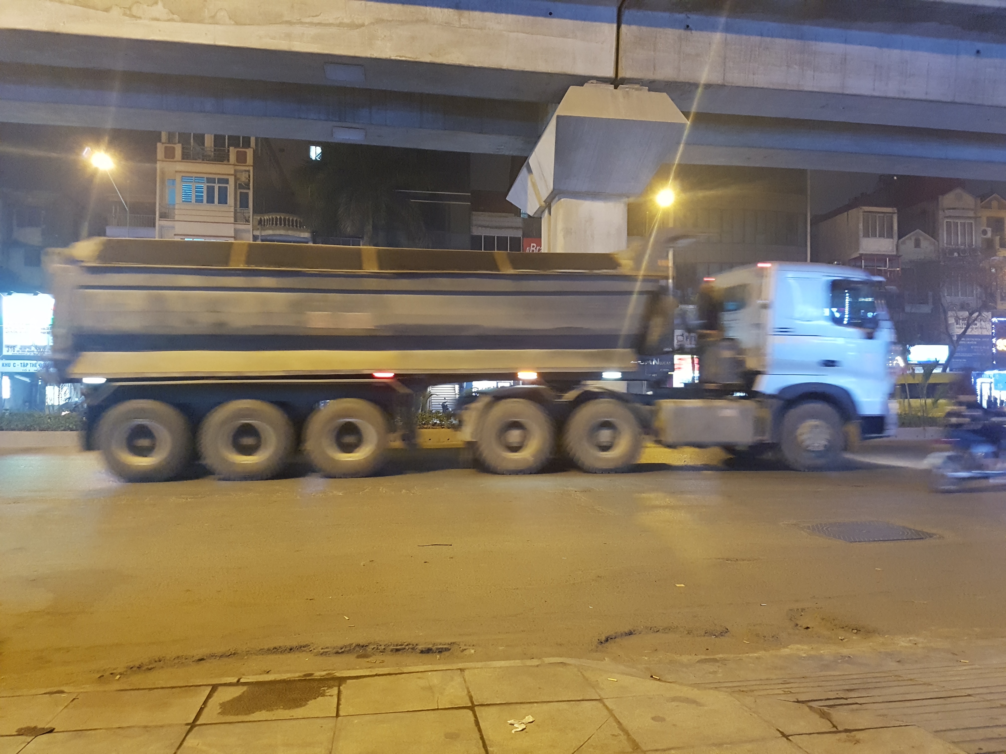 Đội CSGT số 7: Xe quá khổ, quá tải lộng hành đi vào giờ cấm