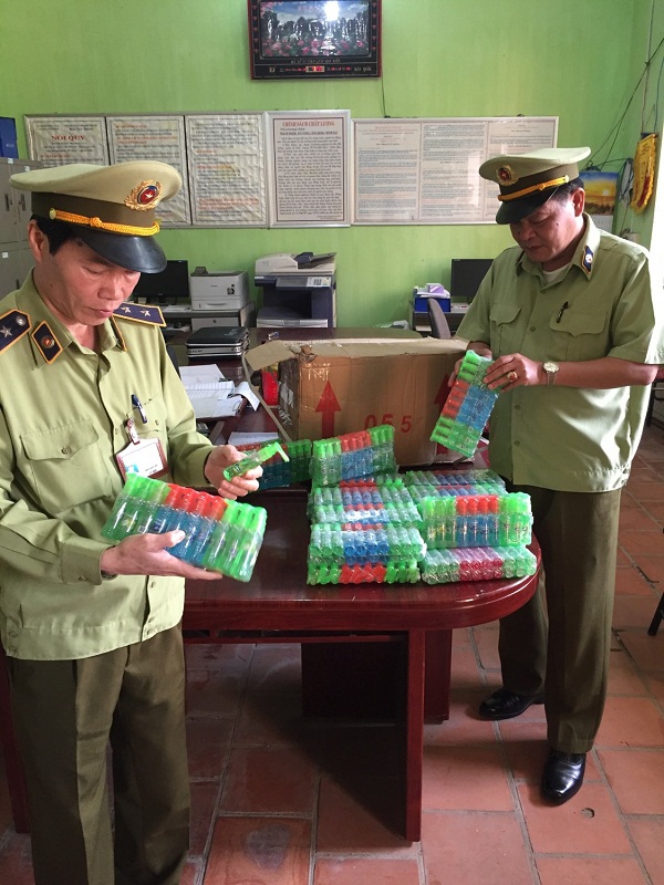 Lạng Sơn: Thu giữ 18.000 chai nước hoa quả nhập lậu - Hình 1