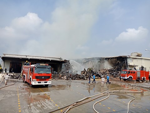 Quảng Ninh: Cháy lớn tại KCN Hải Yến, thiêu rụi hàng ngàn tấn nguyên liệu