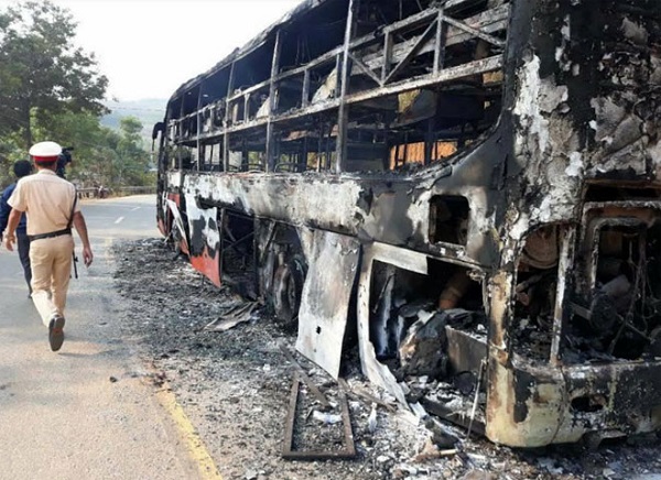 Xe giường nằm bốc cháy, 38 người thoát nạn