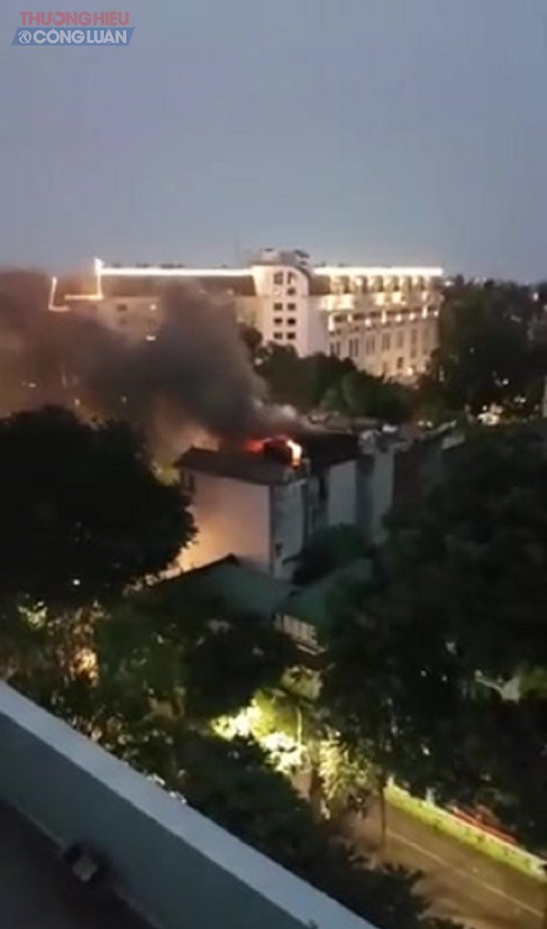 Hà Nội: Cháy lớn tại cửa hàng quần áo trên phố Hai Bà Trưng - Hình 1