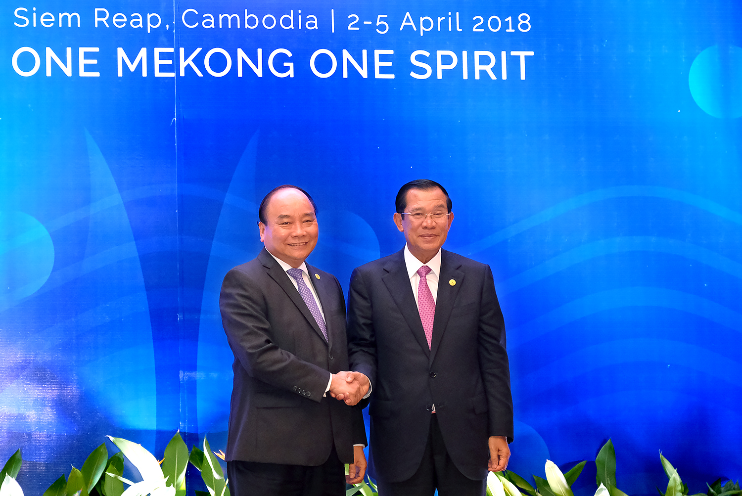 Thủ tướng Nguyễn Xuân Phúc gặp Thủ tướng Campuchia - Hình 1