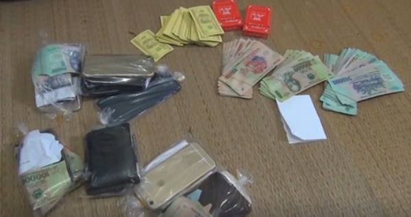 Bắt quả tang cán bộ ngành thuế và ngân hàng trên chiếu bạc