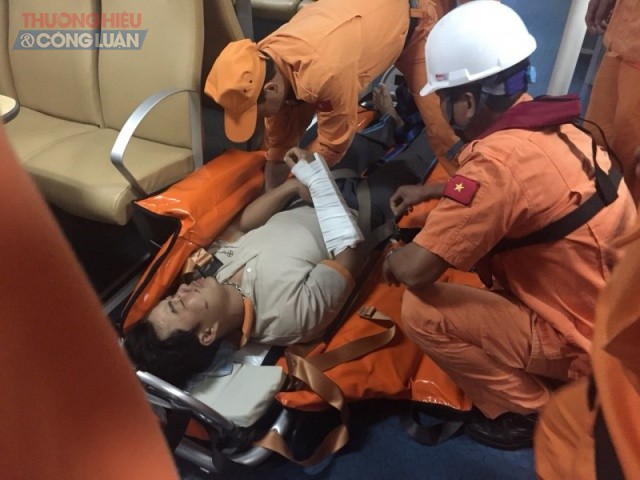 Toàn bộ thuyền viên gặp nạn trên biển Thanh Hóa được đưa vào bờ an toàn - Hình 1