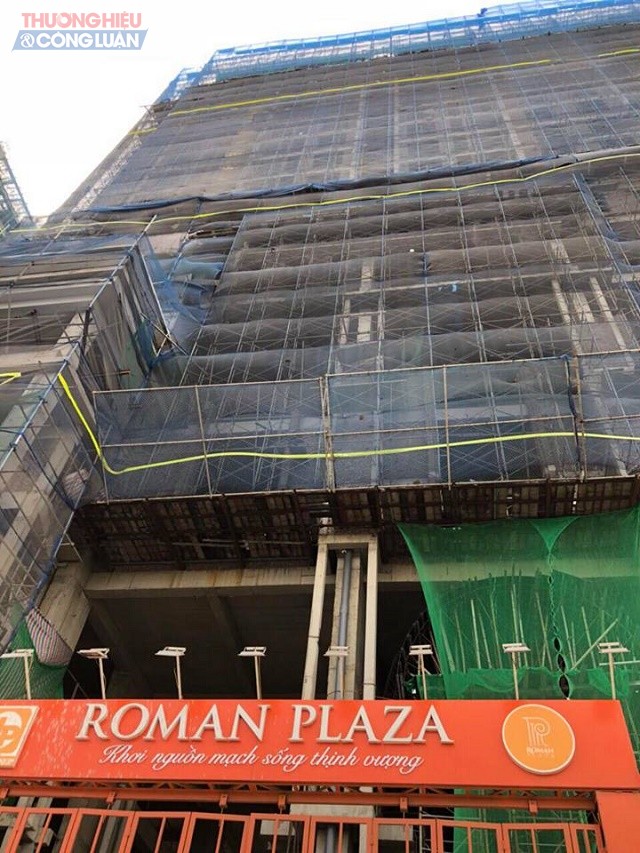 Thanh sắt xây dựng tại dự án Roman Plaza rơi vào lưng người đi đường? - Hình 2