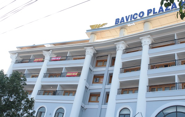 Treo băng rôn đòi nợ khách sạn 5 sao Bavico Plaza Hotel Đà Lạt - Hình 1