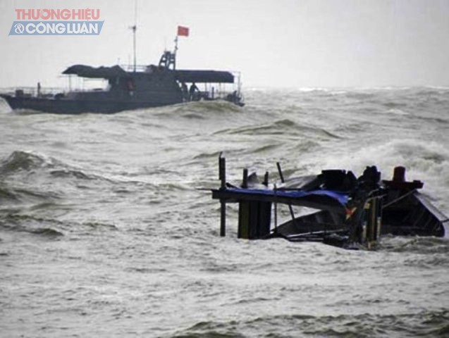 Nghệ An: 21 thuyền viên gặp nạn trên biển đã vào bờ an toàn - Hình 1