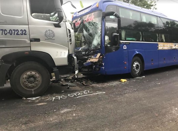 Kon Tum: Xe đầu kéo đâm trực diện xe khách, 3 người bị thương