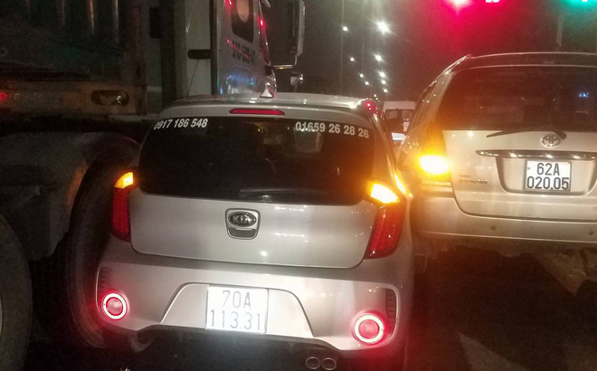 Ô tô con bị container đâm liên hoàn khi nhường đường cho xe cứu thương