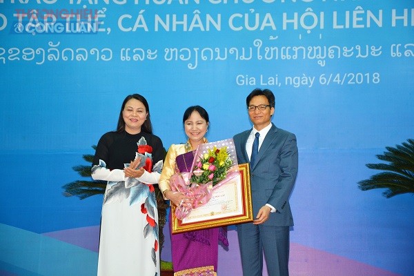 Trao tặng Huân chương Nhà nước Việt Nam, Lào cho phụ nữ hai nước - Hình 2