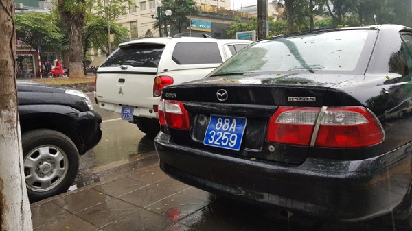 Hàng loạt xe biển xanh ngang nhiên đỗ chiếm lòng lề đường, “bủa vây” cổng Bộ Y tế