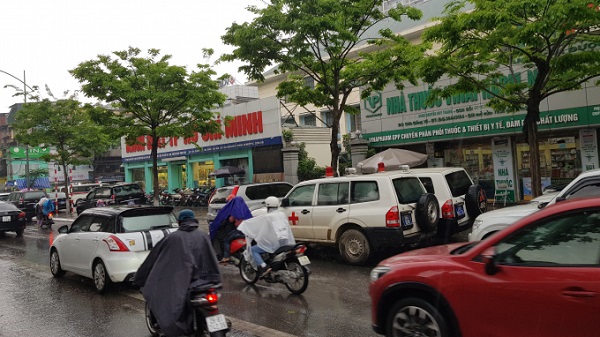 Hàng loạt xe biển xanh ngang nhiên đỗ chiếm lòng lề đường, “bủa vây” cổng Bộ Y tế - Hình 9