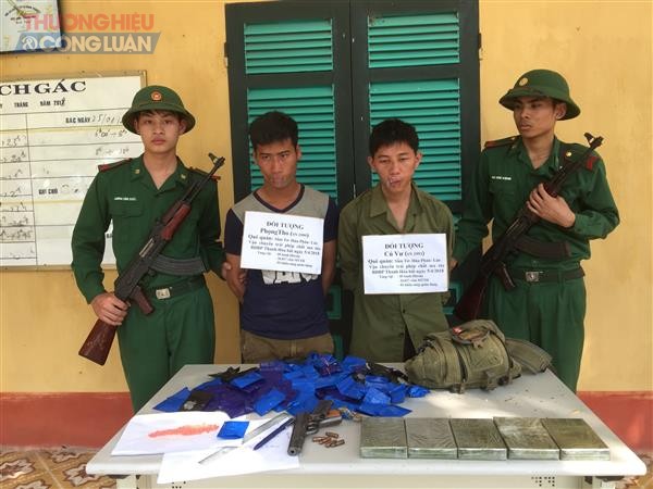 Bắt giữ 2 đối tượng người Lào vận chuyển số lượng lớn ma túy, vũ khí nóng vào Việt Nam - Hình 1
