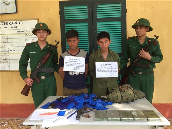 Bắt giữ 2 đối tượng người Lào vận chuyển số lượng lớn ma túy, vũ khí nóng vào Việt Nam