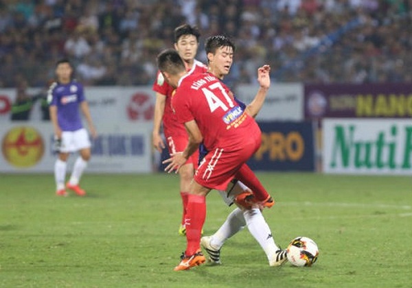 Vào bóng thô bạo với Duy Mạnh, Tăng Tiến bị HAGL kỷ luật nặng