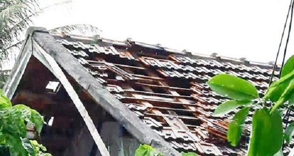 Nghệ An: Hàng trăm ngôi nhà bị tốc mái do mưa đá, lốc xoáy gây ra - Hình 1