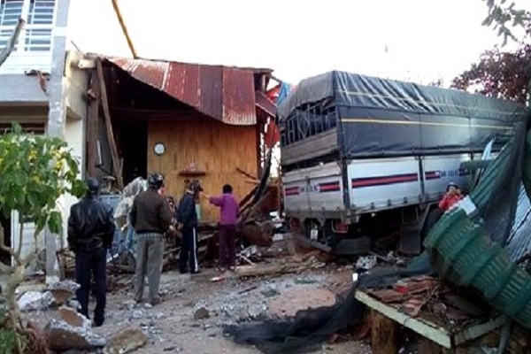 Lâm Đồng: Xe tải tông sập nhà, 4 người may mắn thoát chết - Hình 1