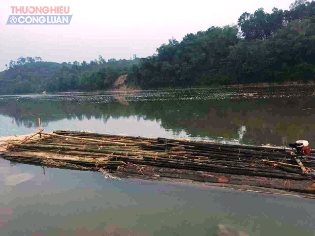 Nghệ An: Cảnh sát đường thủy bắt giữ bè gỗ vô chủ trên sông Lam - Hình 1