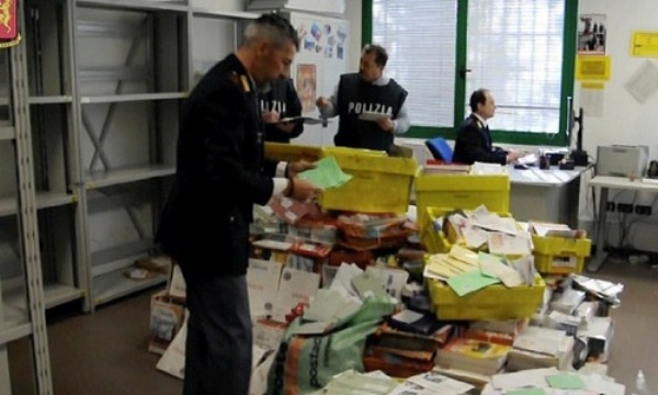Lương thấp, bưu tá Italy không chuyển 400 kg thư - Hình 1