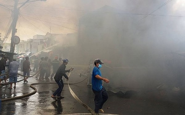 Tiền Giang: Nhiều nhà dân bị lửa thiêu rụi tại trung tâm thành phố - Hình 2