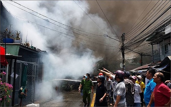 Tiền Giang: Nhiều nhà dân bị lửa thiêu rụi tại trung tâm thành phố - Hình 1