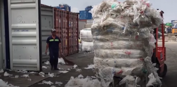 Hơn 35 tấn nhựa phế liệu nhập trái phép về cảng Cát Lái - Hình 2
