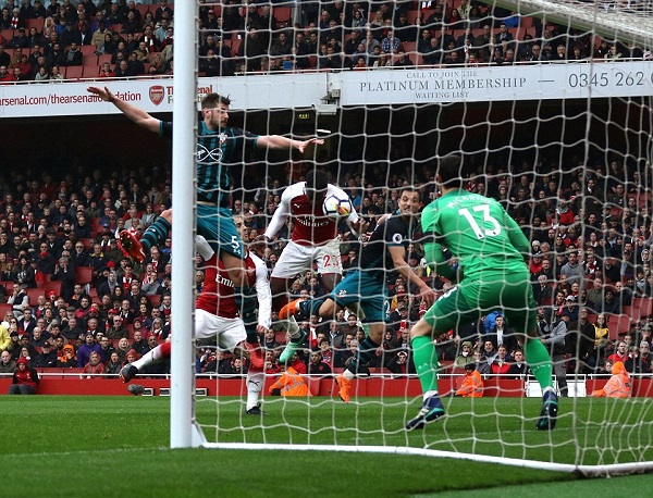 Welbeck lập cú đúp, Arsenal thắng nhọc nhằn Southampton