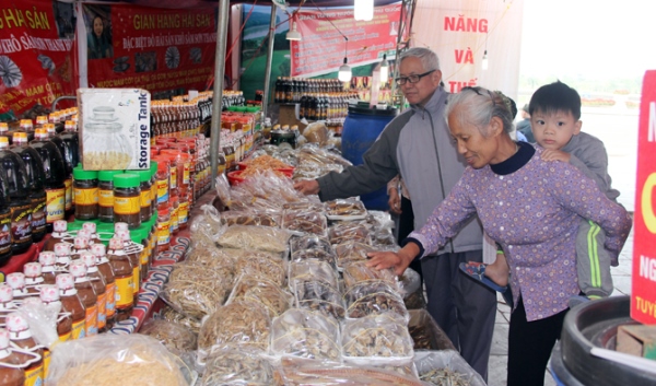 Vĩnh Phúc: Hội chợ thu hút hàng nghìn lượt người đến tham quan, mua sắm mỗi ngày