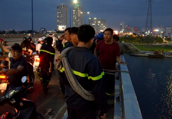TP.HCM: Bất lực nhìn em trai nhảy cầu tự tử