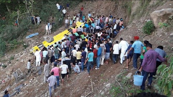 Xe bus lao xuống vực sâu 60 mét, ít nhất 17 học sinh thiệt mạng - Hình 1